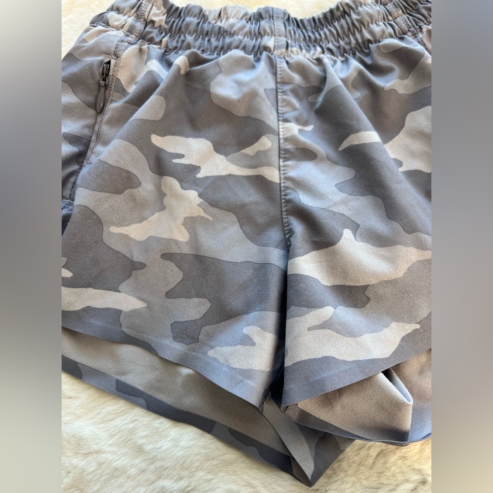 Athleta Girl Heart The Hustle 2.5" Shorts in Gray Camouflage Size XS/6 - Picture 6 of 7